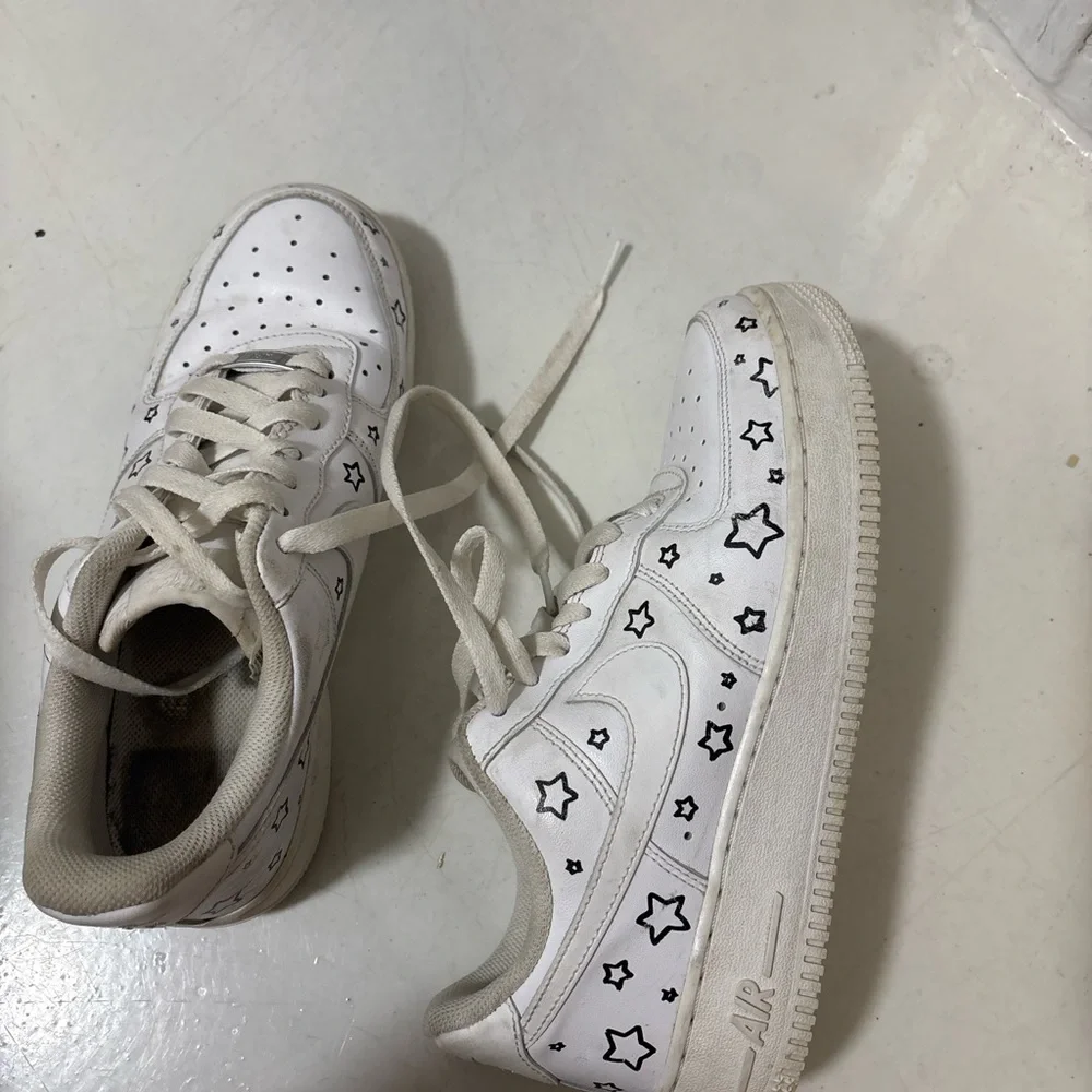 Nike White Sneakers with Black Star Accents - Picture 3 of 5